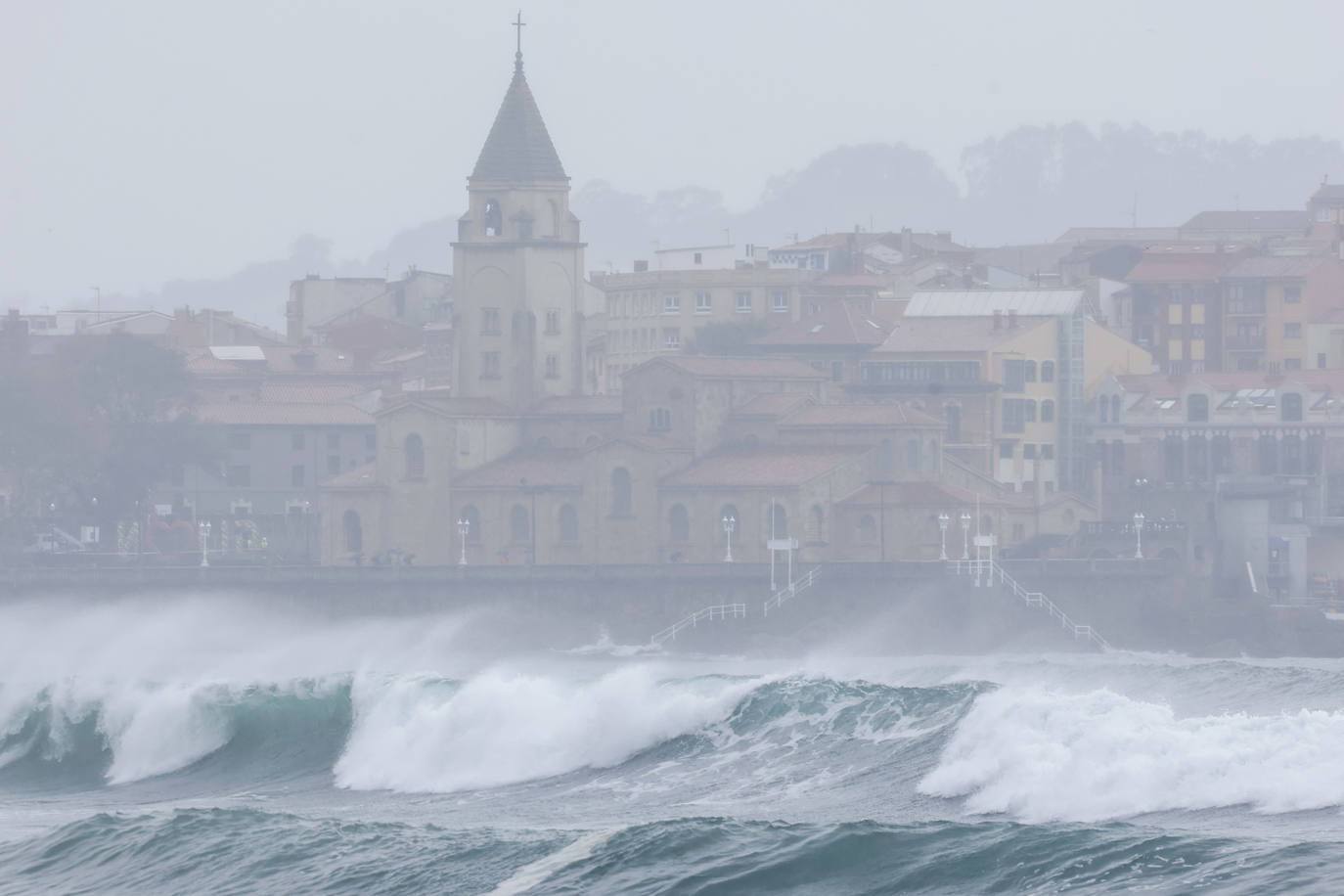 Fotos El Viento Y El Fuerte Oleaje Ponen En Alerta A Asturias El